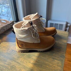 Brown and Cream Puffer Sherpa-Lined Lace-Up Timberland Winter Boots | Size 8.5